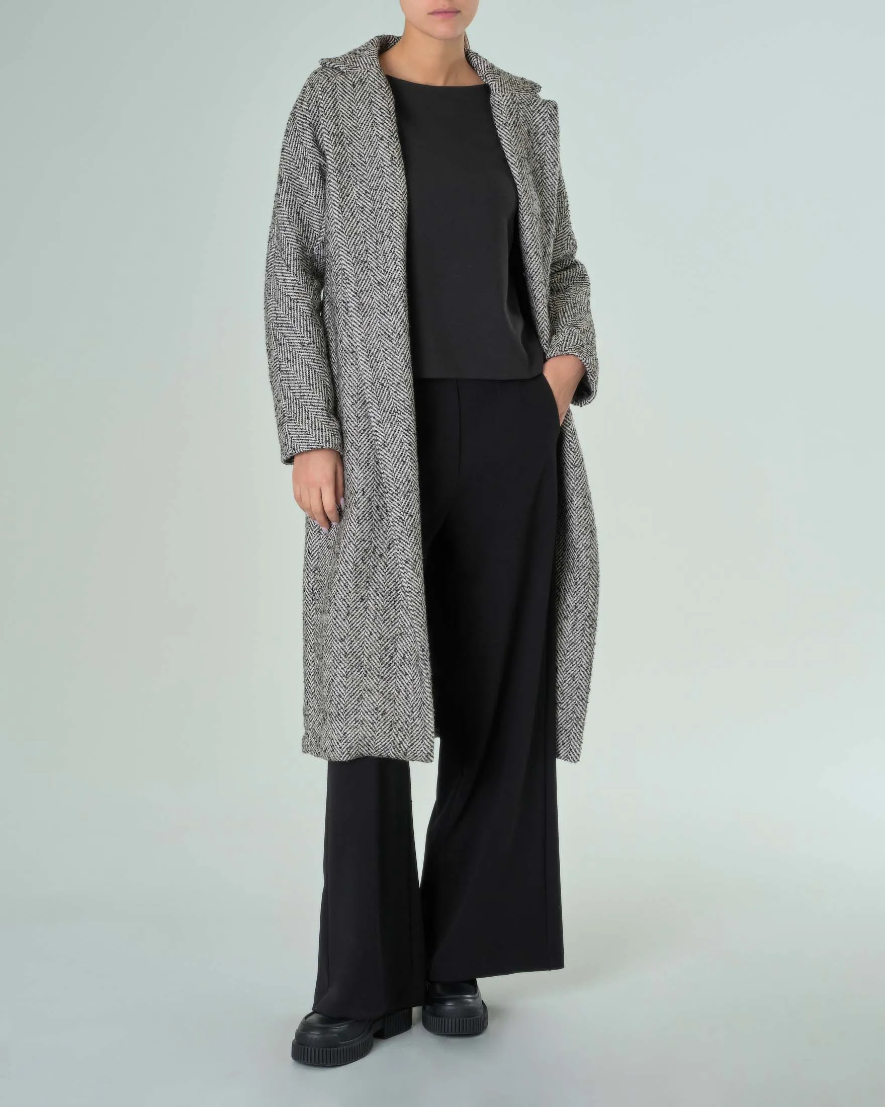 Cappotto lungo nero e bianco in tessuto spinato con cintura in vita