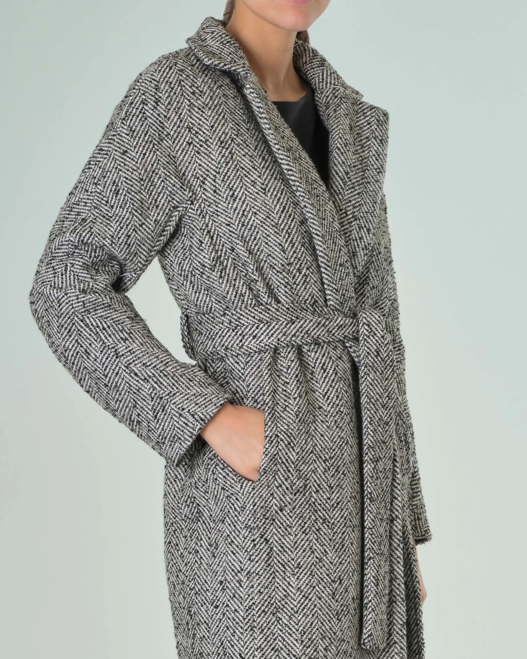 Cappotto lungo nero e bianco in tessuto spinato con cintura in vita