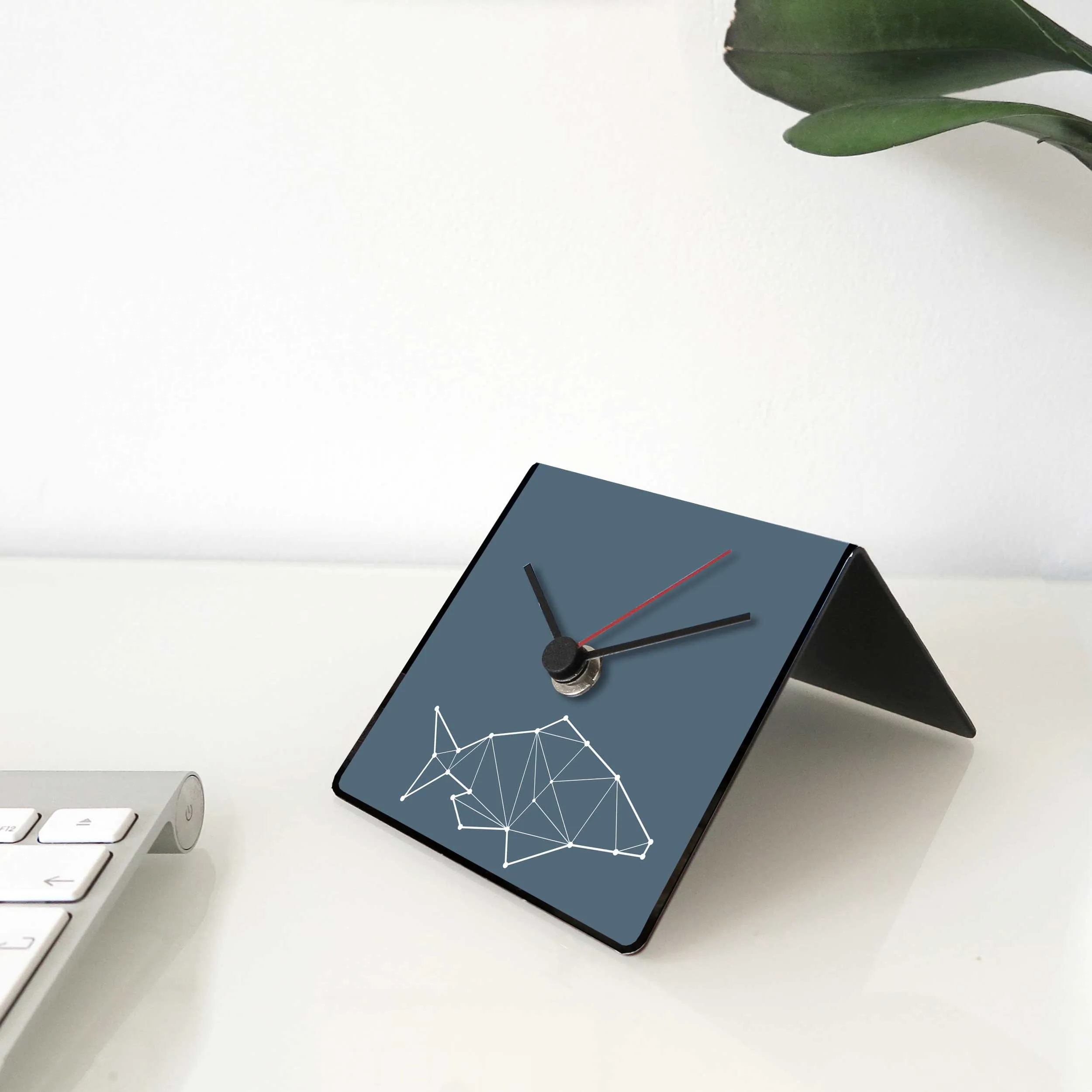 Design Object  Orologio da scrivania per casa o ufficio in metallo con dedica sul retro "PESCE" Totem Collection