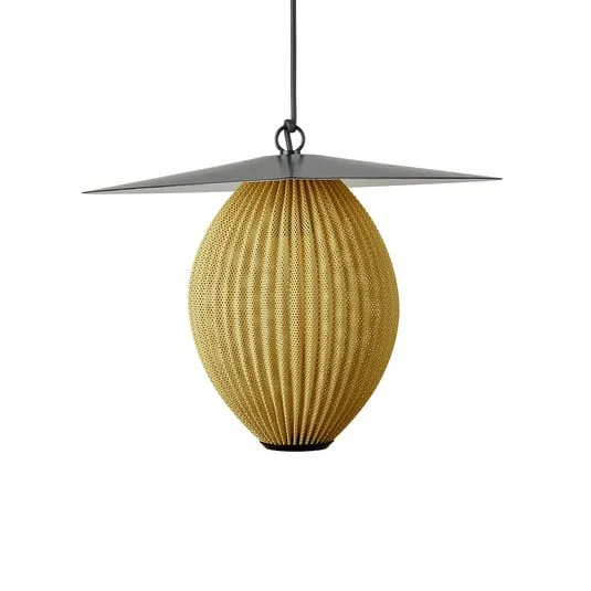 Gubi Lampada a sospensione da esterno Satellite, 45x27 cm, nero/oro senape