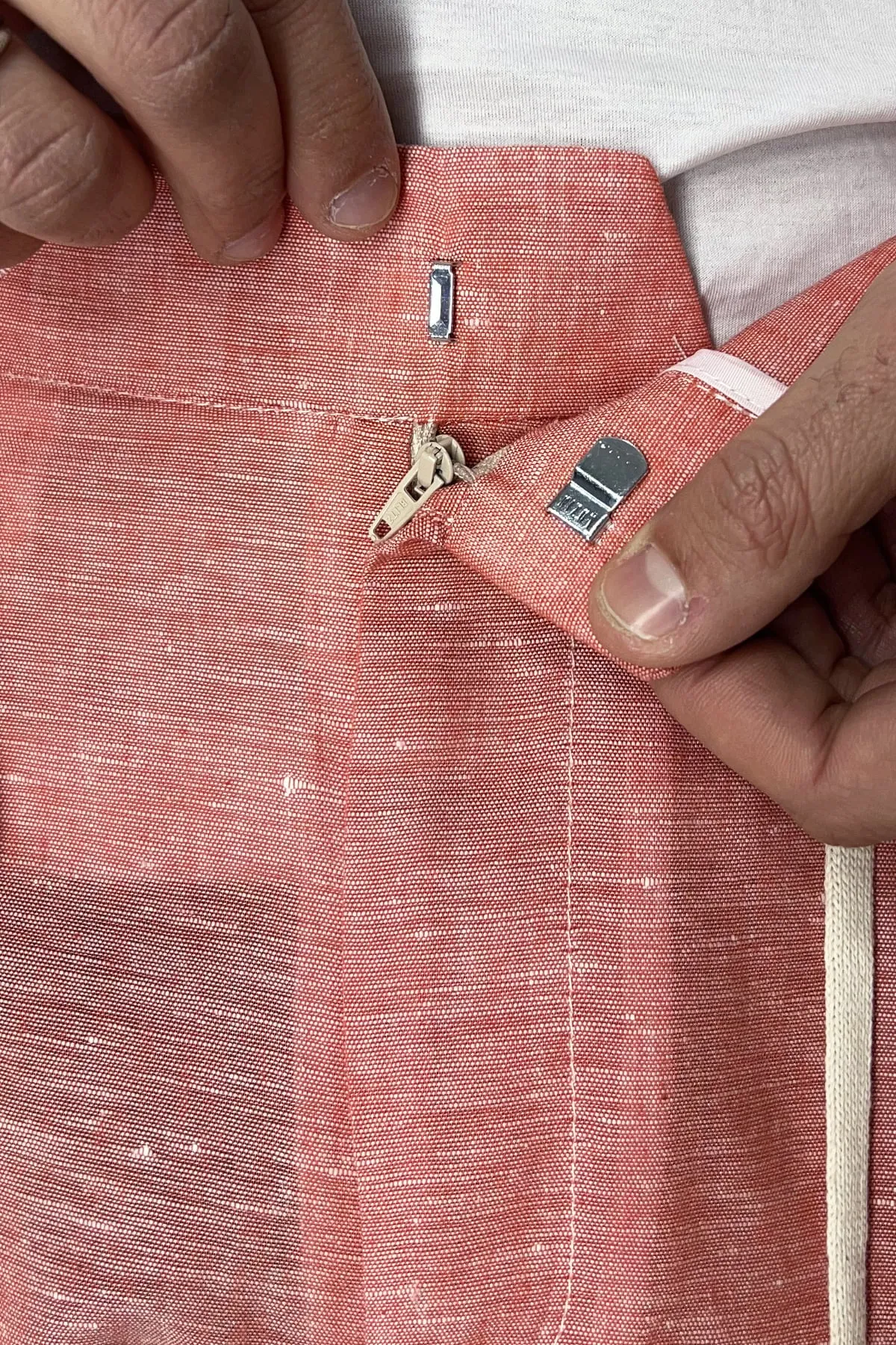 Pantalaccio uomo arancio in lino e cotone tasca america con doppia pence e laccio in vita risvolto 4cm