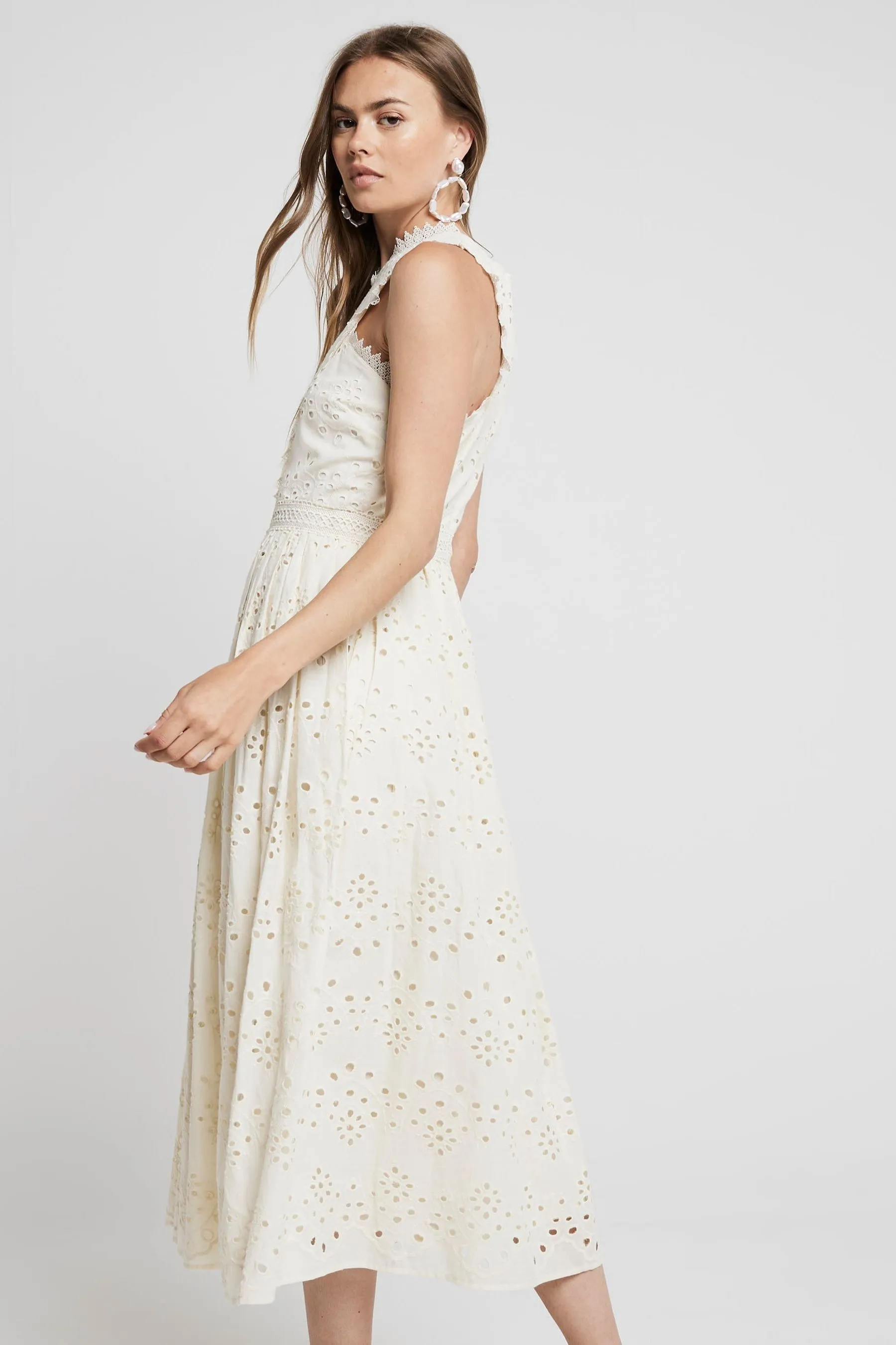 River Island - Abito con scollo all'americana a portafoglio con ricami