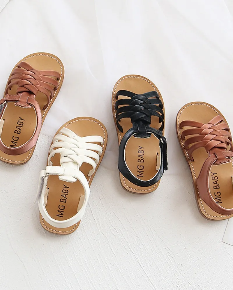 Sandali in pelle intrecciati per bambini carini e alla moda