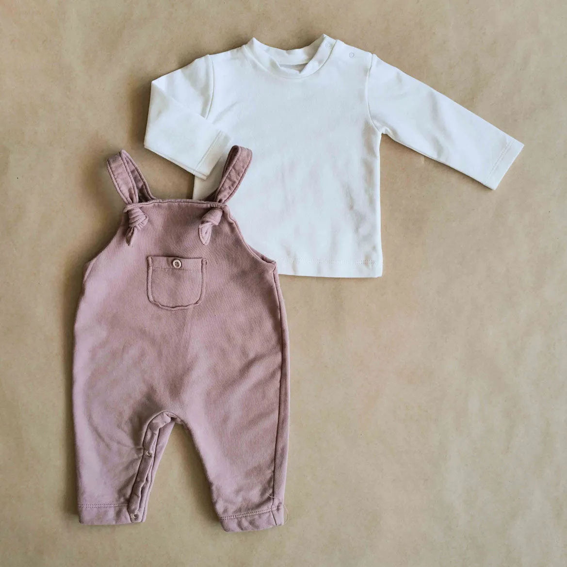 Set salopette con T-shirt