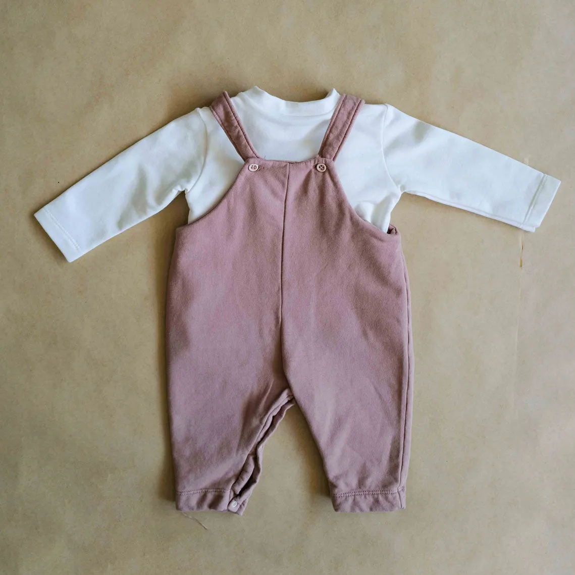 Set salopette con T-shirt
