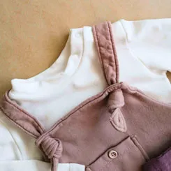 Set salopette con T-shirt