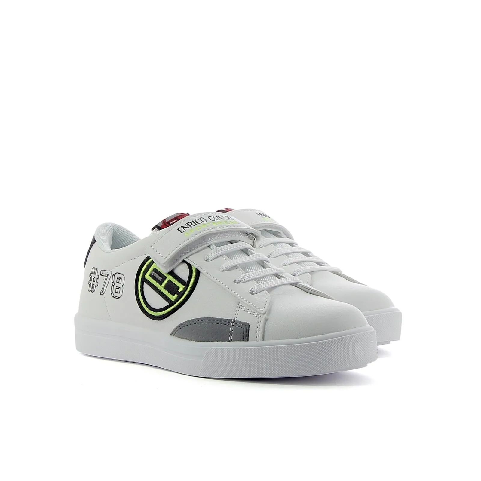 Sneakers bianche con strappo
